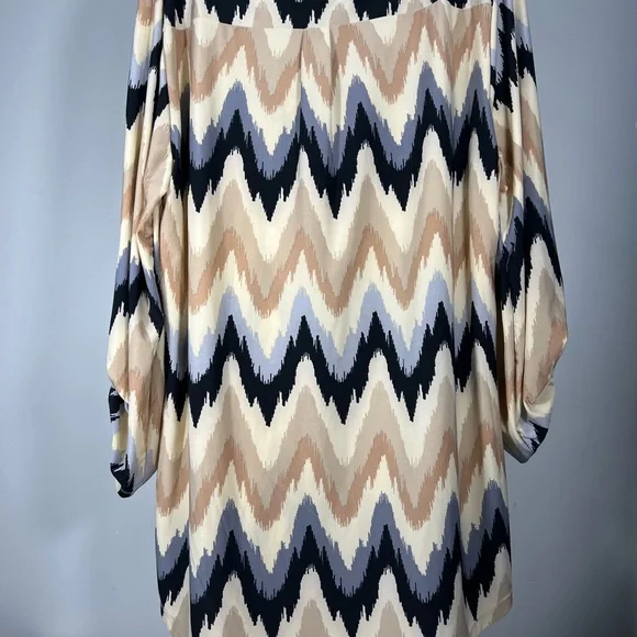 Tacera Monochrome Patterned Top - Picture 10 of 16